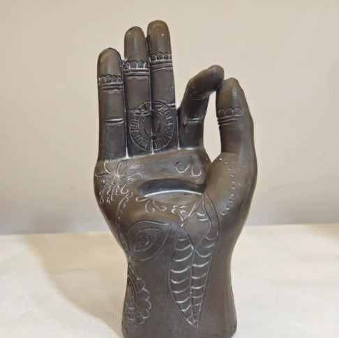 Buddha hand ljushållare för värmeljus, sprider harmoni. Idealisk för meditation och avkopplande stunder.