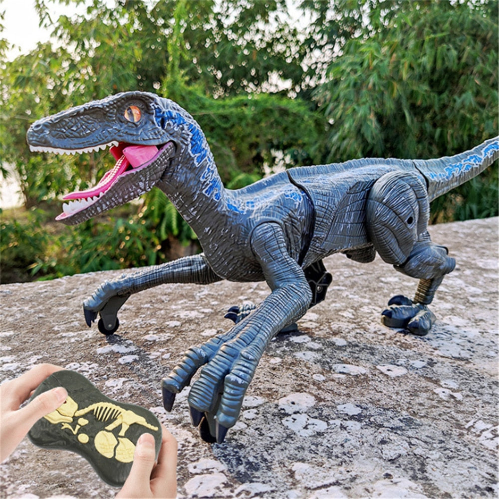 Barn leker med realistisk fjärrstyrd dinosaurieleksak, Velociraptor RC-leksak.