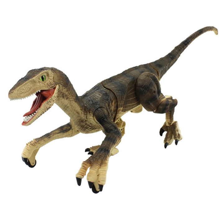 Två barn som samspelar med en stor RC dinosaurieleksak, en realistisk Velociraptor.
