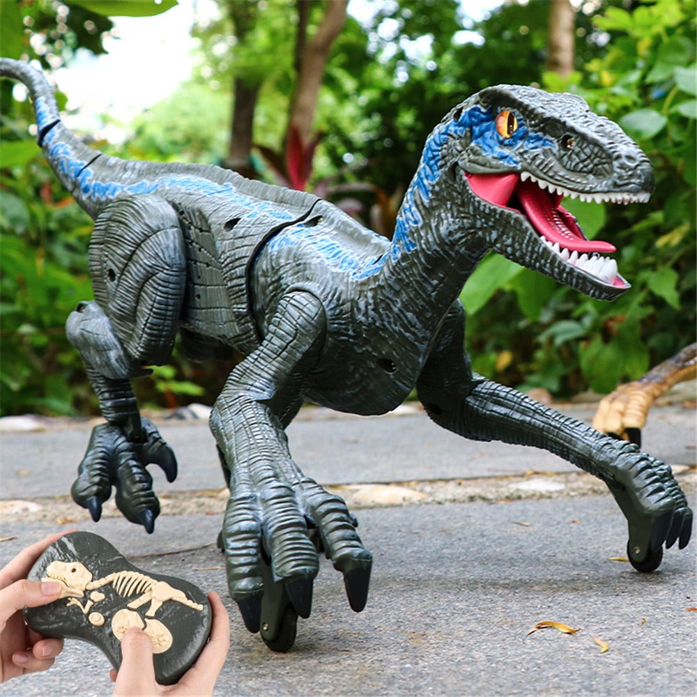 Batterifack och ingång för laddning på undersidan av RC Velociraptor dinosaurieleksak.