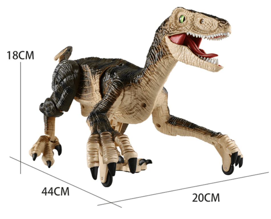 RC Velociraptor leksak i en grön, lekfull miljö, perfekt för utomhuslek.