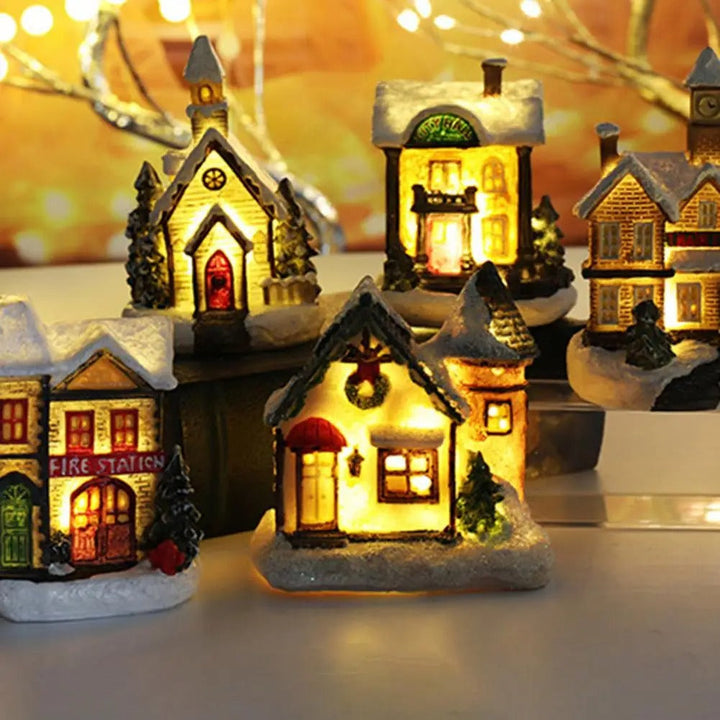 Litet julhus med LED-lampor. Handgjord miniatyrby-del som förgyller din julscen och juldekoration.