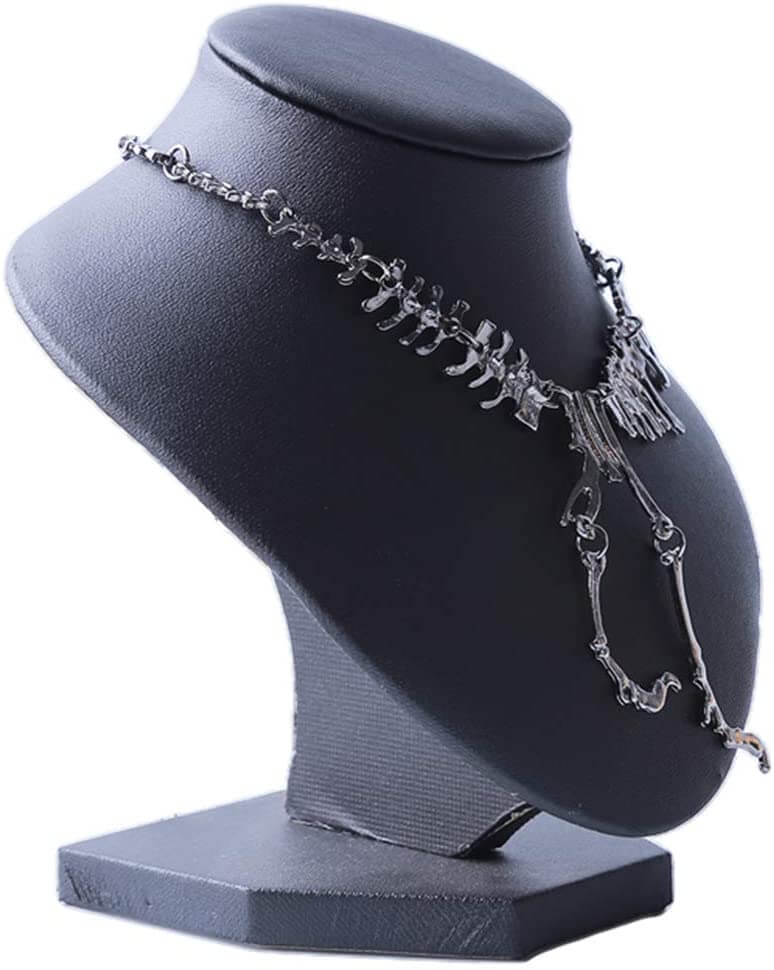 Sidovy av detaljerat T-Rex skelett halsband, i bronsfärgad zinklegering. Unikt dinosaurie smycke.