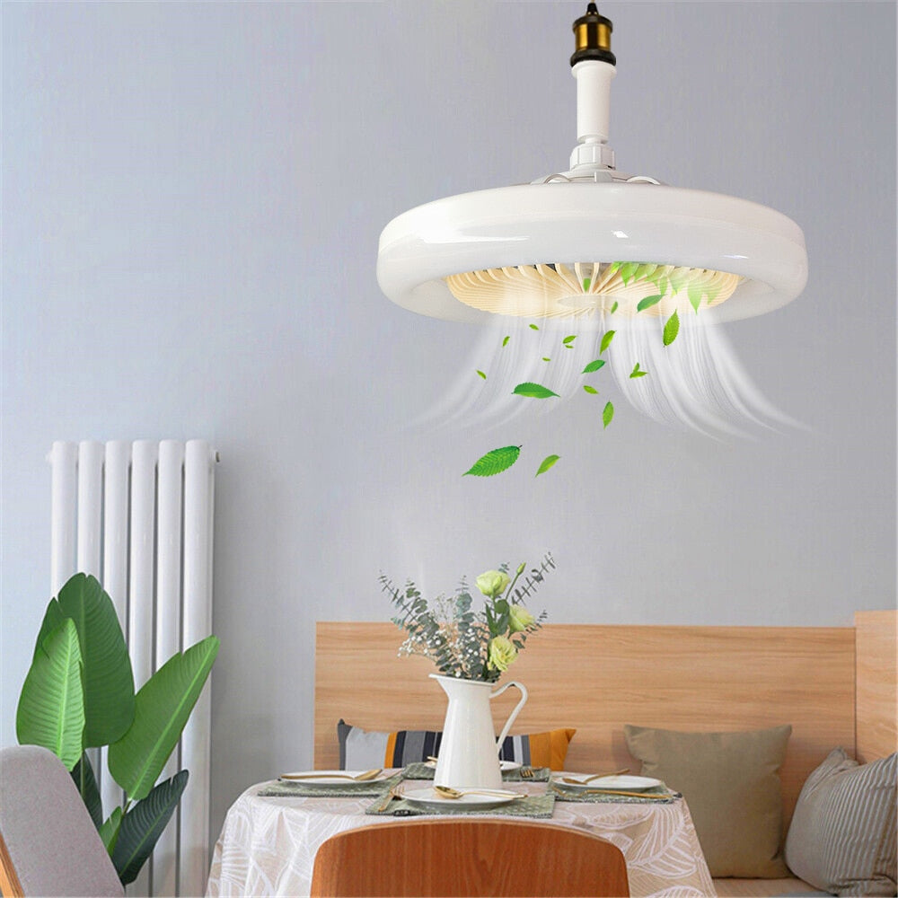 Takmonterad dimbar fläktlampa som visar fjärrkontroll för smidig ändring av ljusstyrka och fläkthastighet.