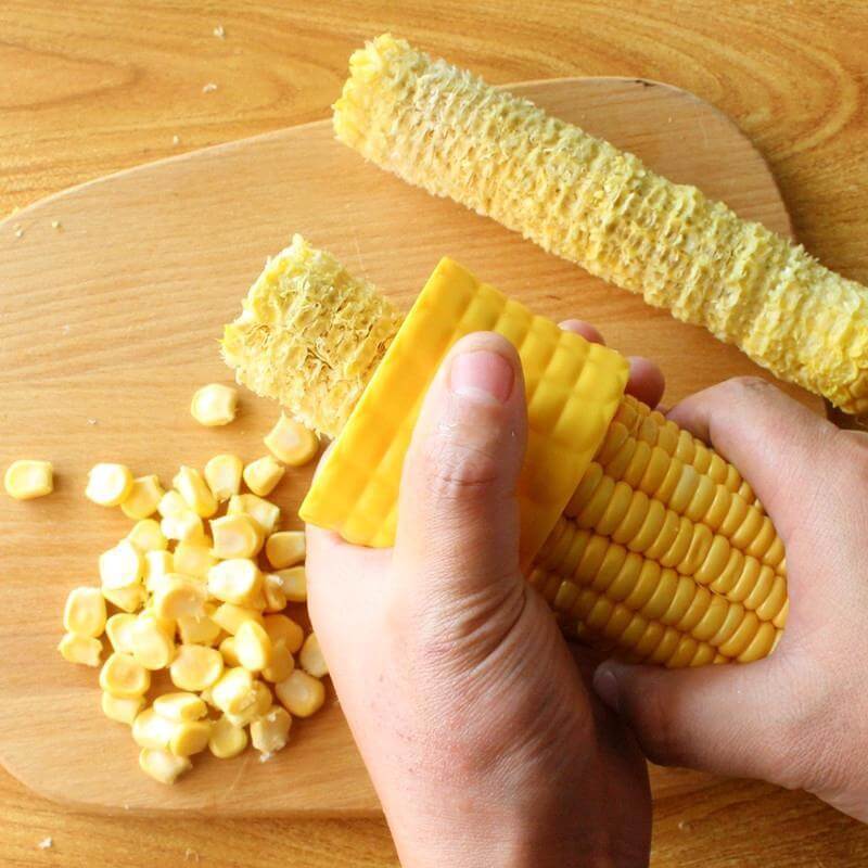 Snygg majsavskiljare av rostfritt stål, ett matlagningsverktyg som sparar tid i köket.