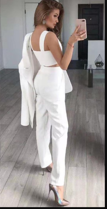 Modernt kvinnors kostymset i 3 delar: blazer, topp, byxor. Elegant kontorskläder för en professionell look.