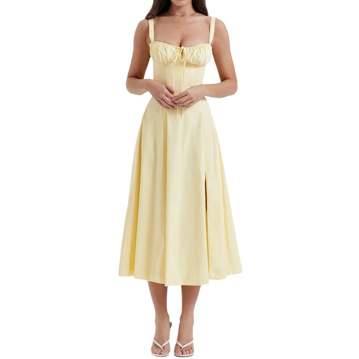 Snygg axelbandslös A-linje damklänning med eleganta detaljer. Perfekt för fest & modeintresserade kvinnor.
