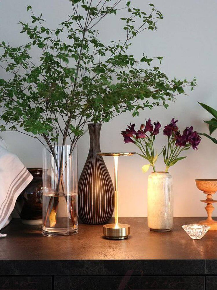Detaljbild: Elegant aluminium bordslampa, fokus på touchkontroll och den sladdlösa designen.