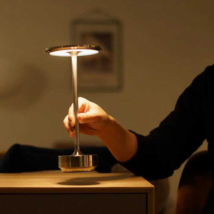 Sladdlös uppladdningsbar bordslampa i borstad aluminium. Portabel LED-lampa med touchfunktion.