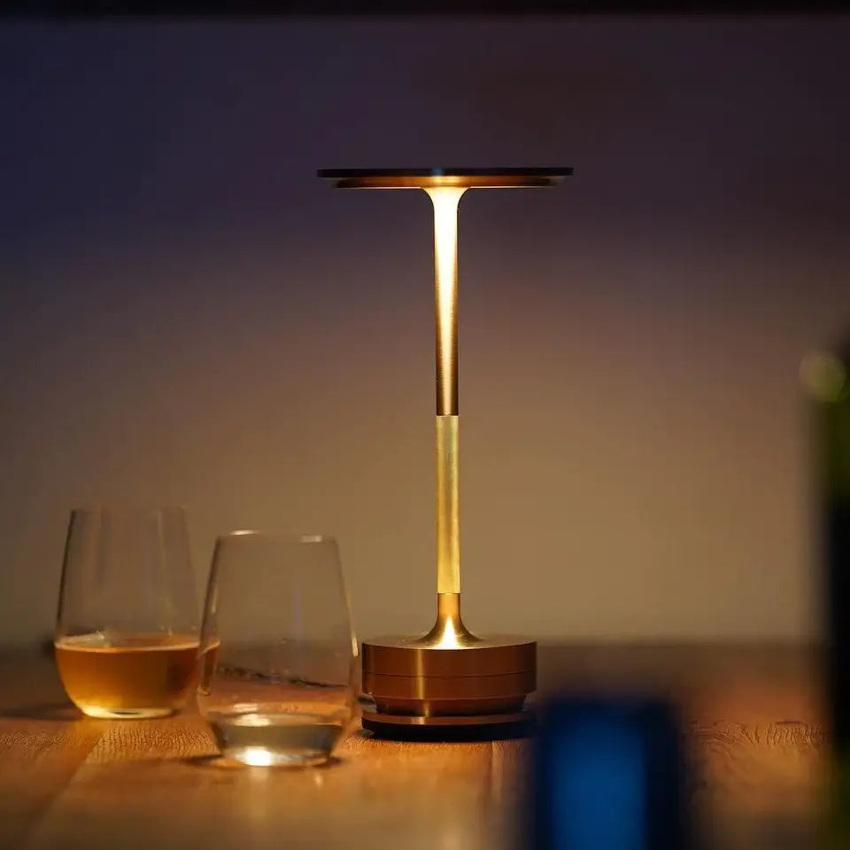 Stilren touchlampa i aluminium, dimbar LED. Idealisk för hem och kontor, ger mysig hembelysning.