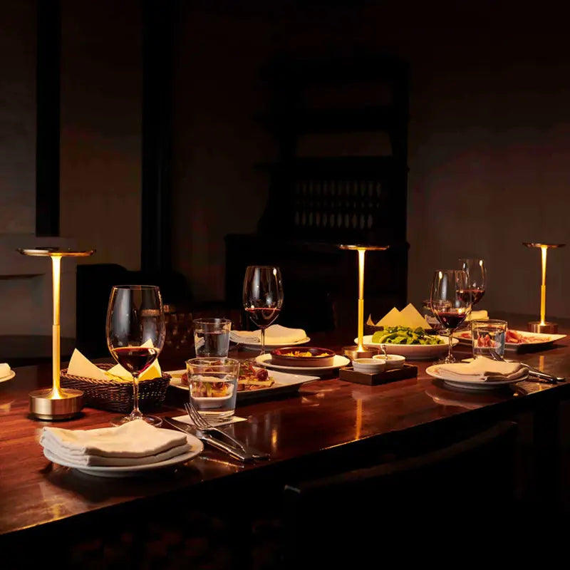 Modern bordslampa i elegant aluminium design, med intuitiv touchkontroll och dimbar LED.