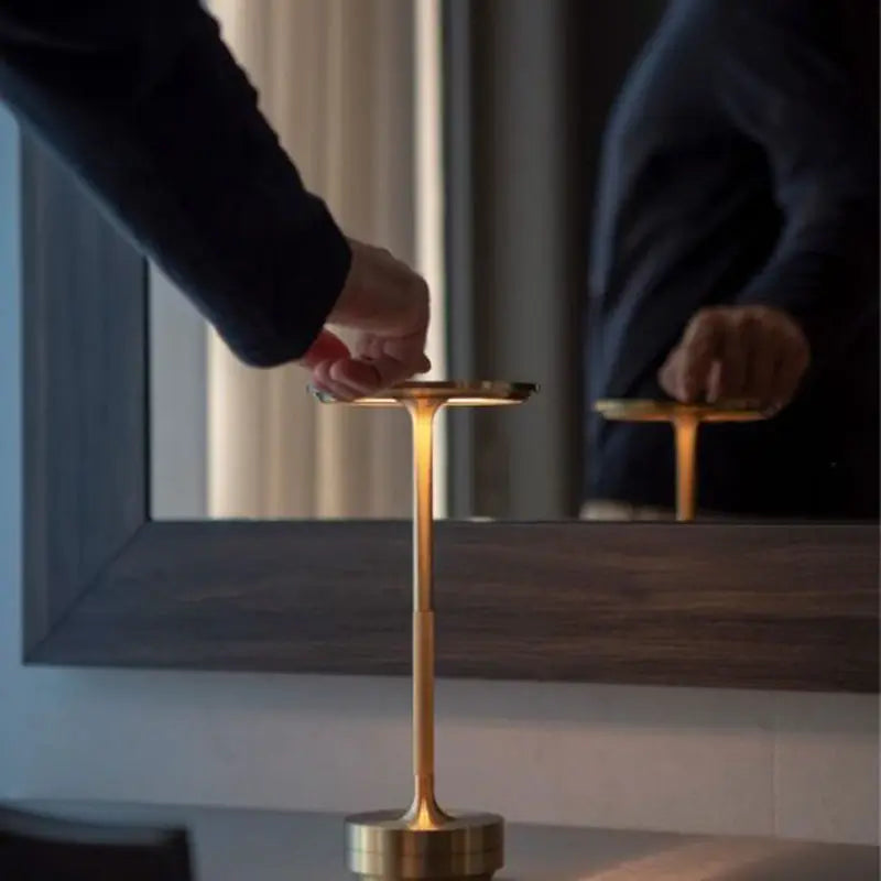 Dimbar aluminiumlampa med touchfunktion. Skapar stämningsfull belysning i alla rum, energisnål LED.