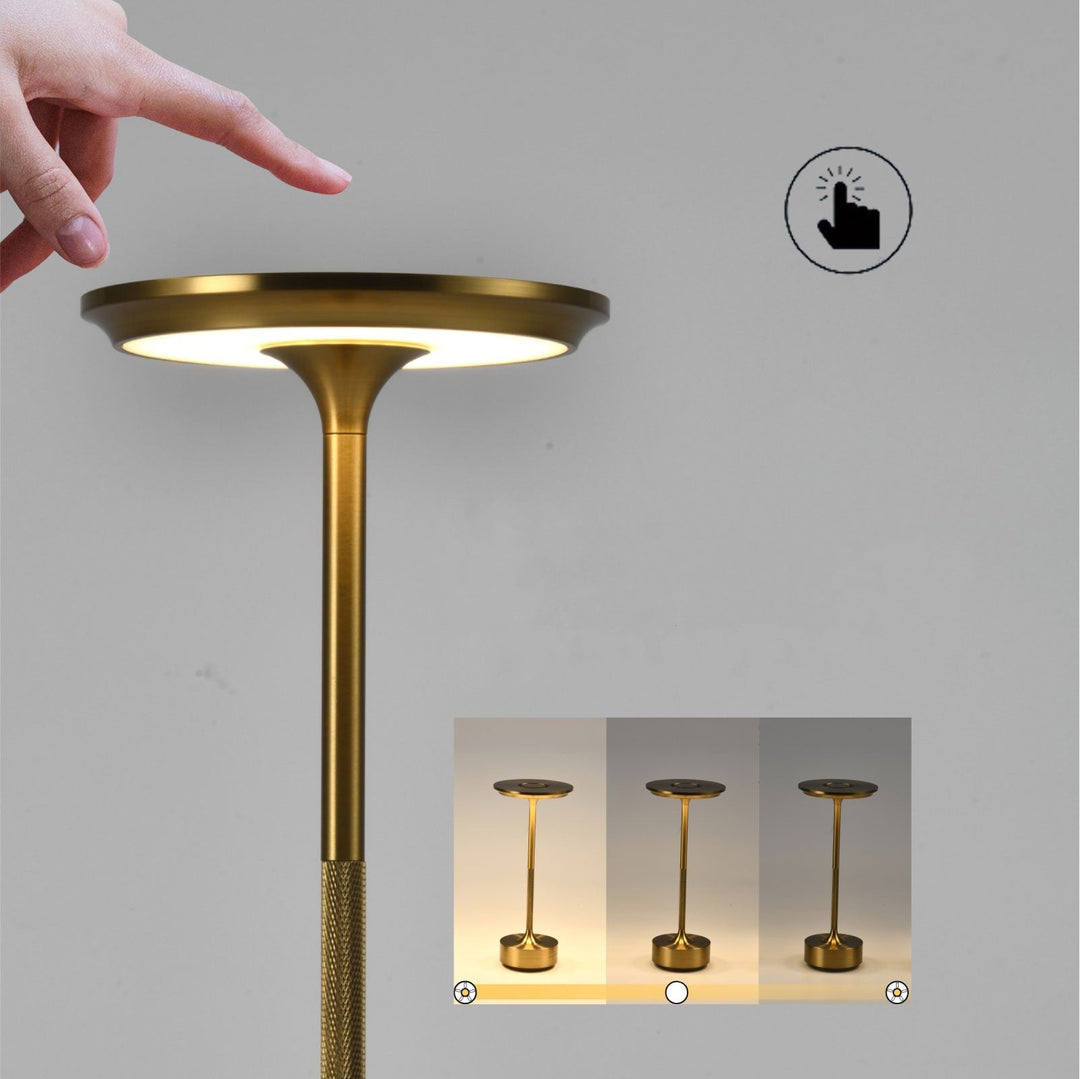 Elegant bordslampa av aluminium, med touchkontroll för dimbar LED-belysning. Modern inredningsdetalj.