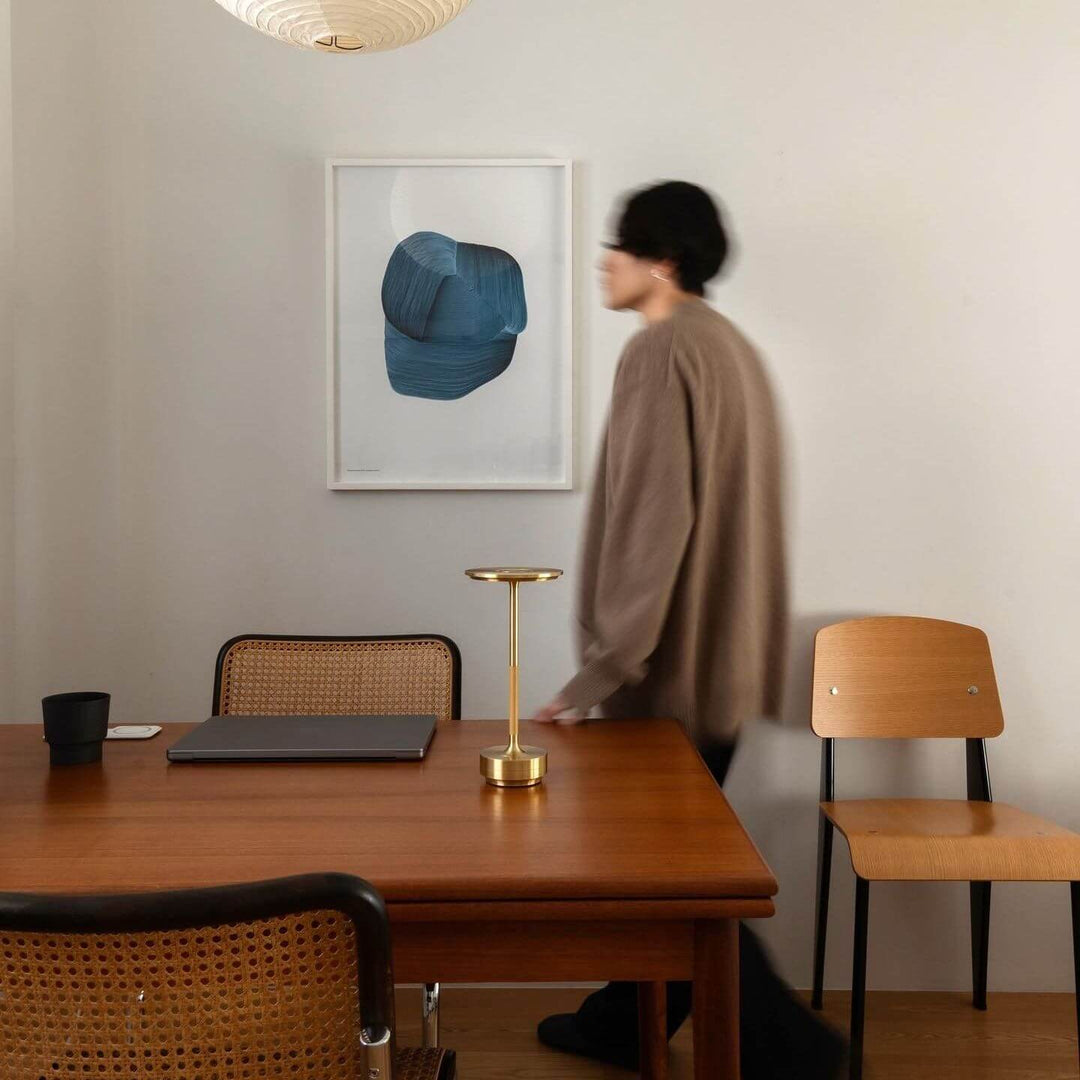Minimalistisk bordslampa i aluminium, dimbar med touch. Passar perfekt som nattlampa eller arbetslampa.
