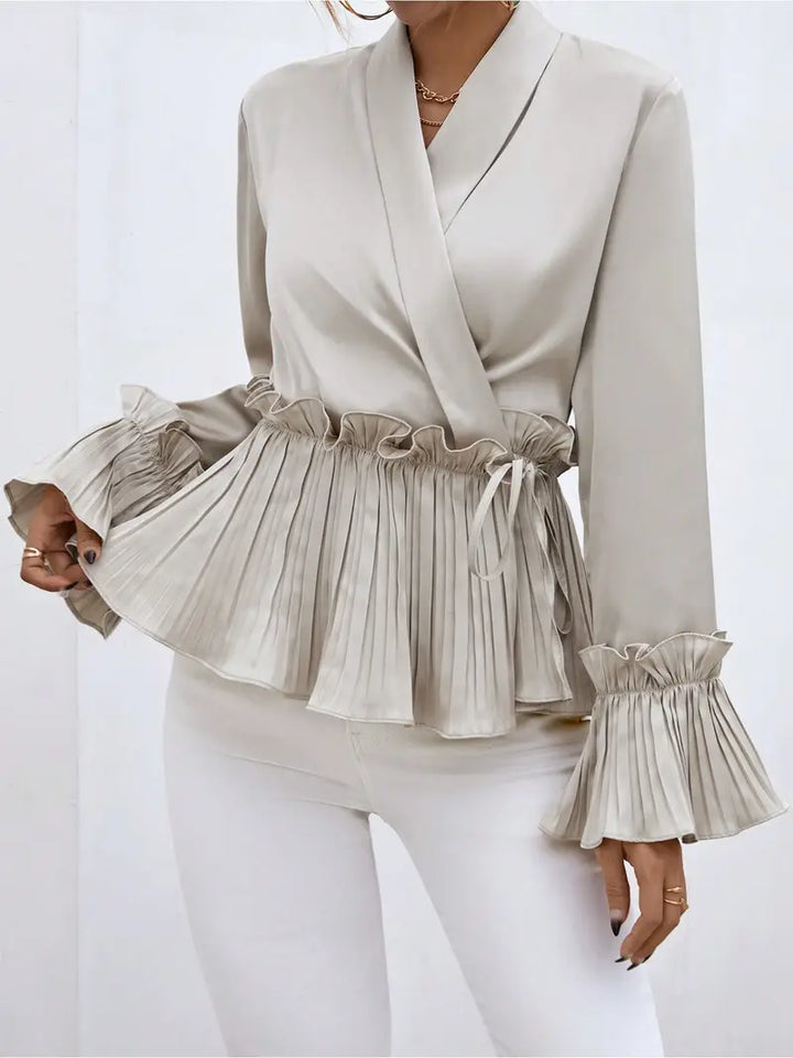 Stilren aprikos blus för kvinnor, elegant design med lyster. Passar som festblus eller elegant vardagsplagg.