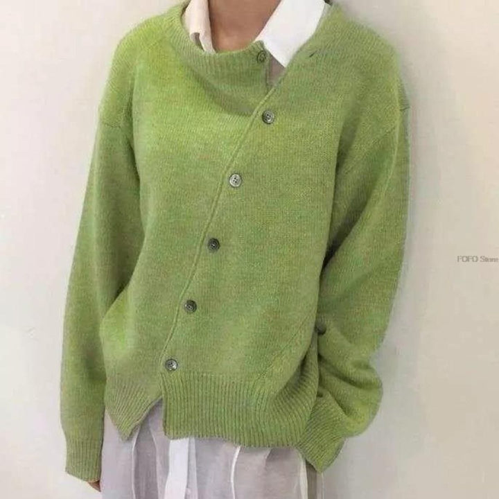 Närbild på den mysiga asymmetriska damkardiganens mjuka material, perfekt som stilren och varm vardagströja.