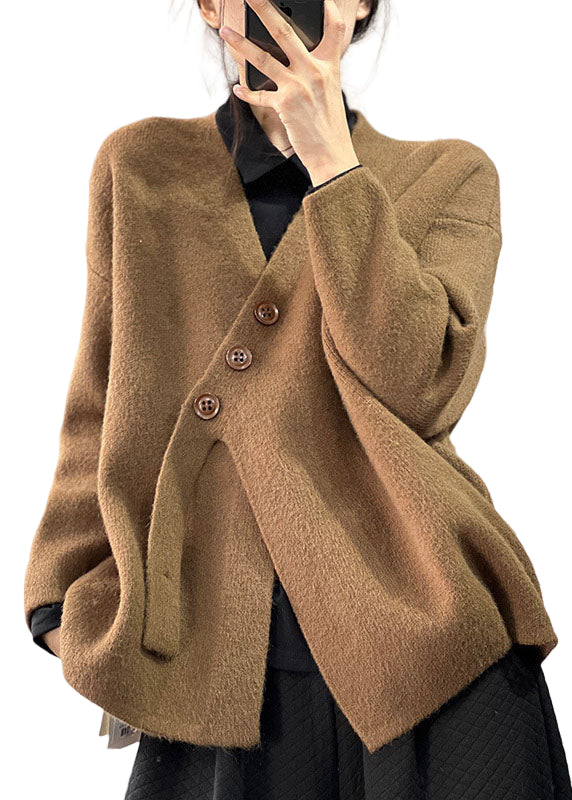 Elegant asymmetrisk stickad damtröja. Mjuk och bekväm pullover, perfekt för stilren vardags- och höstlook.