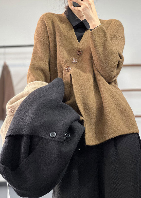 Modern brun asymmetrisk damtröja. Stickad pullover för höstmode och vintermode. Perfekt för vardag och fest.