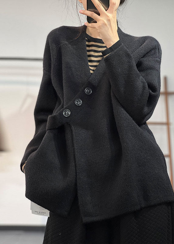 Svart asymmetrisk stickad damtröja i mjuk kvalitet. Stilren pullover för både vardags- och festlig look. Vintermode.
