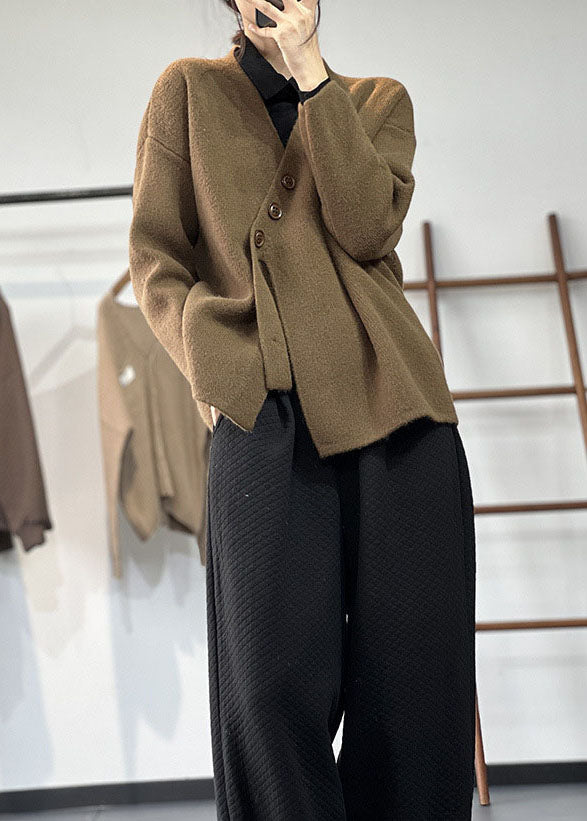 Trendig mörkbrun asymmetrisk damtröja. Bekväm stickad pullover för höstmode och vintermode, lätt att matcha.