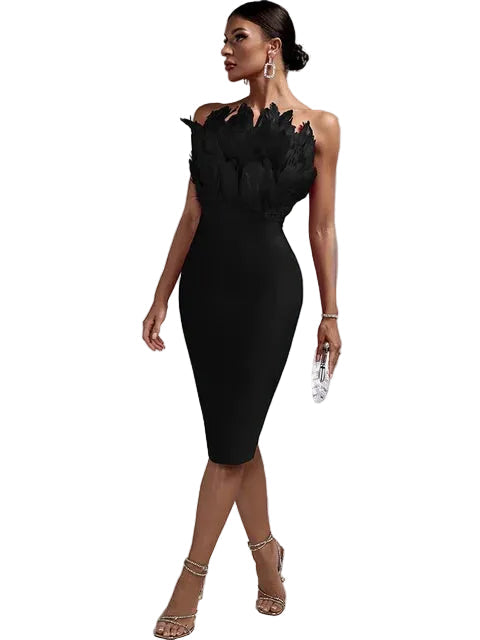 Elegant axelbandslös midiklänning för kvinnor med fjäderdetaljer. Perfekt bodycon festklänning för kvällen.