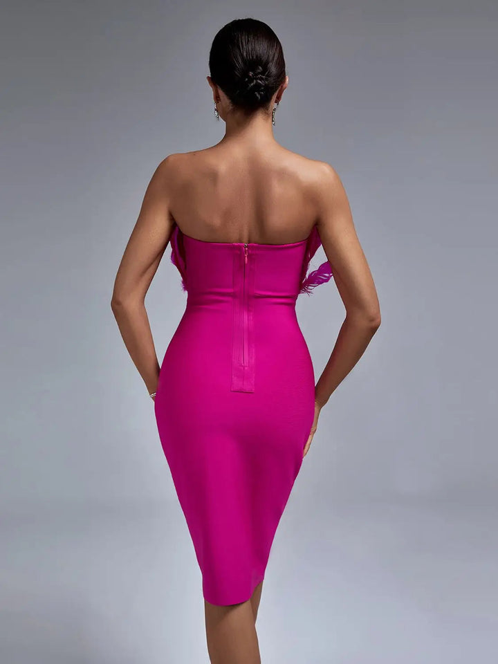 Glamourös midiklänning för fest med unika fjäderdetaljer. En axelbandslös bodycon klänning för kvinnor.
