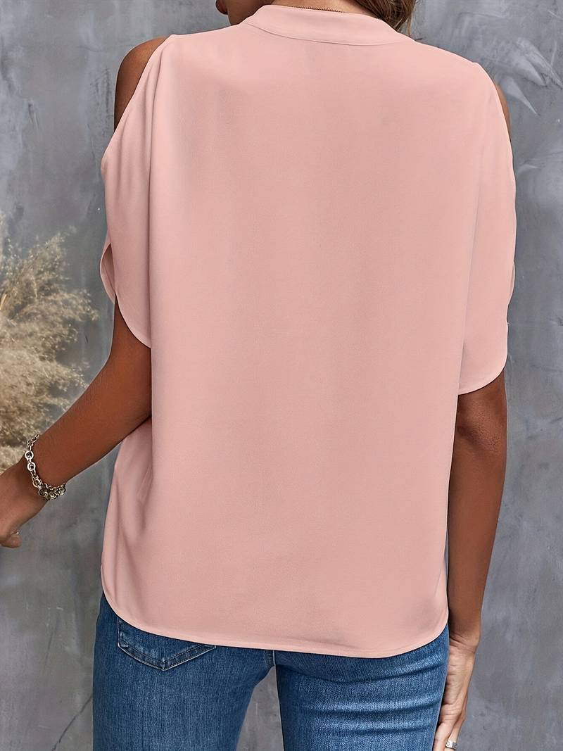 Mångsidig axelfri blus i persikofärg för dam, perfekt som vardags- eller festblus. Ger en luftig sommarstil.