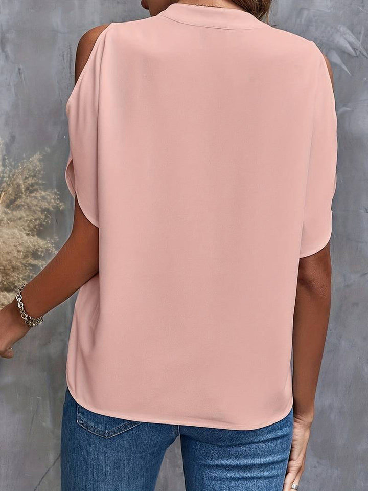 Mångsidig axelfri blus i persikofärg för dam, perfekt som vardags- eller festblus. Ger en luftig sommarstil.
