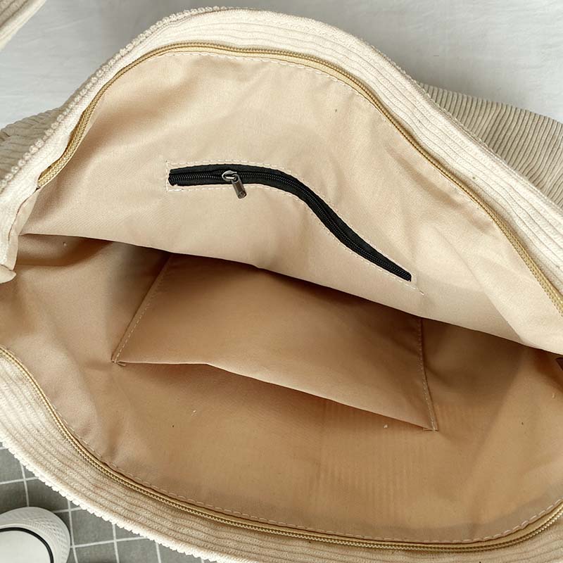 Tidlös axelväska för kvinnor med justerbar rem, tillverkad i textil. Elegant och mångsidig för mode och jobb.
