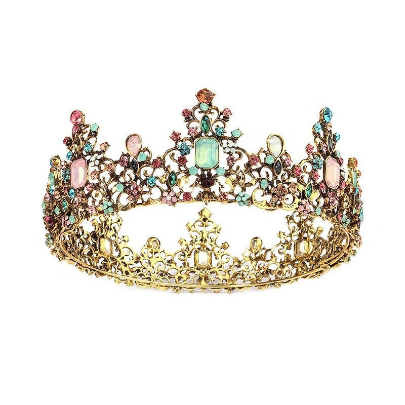 Elegant barockkrona med juveler för kvinnor. Perfekt håraccessoar för bröllop och fest.