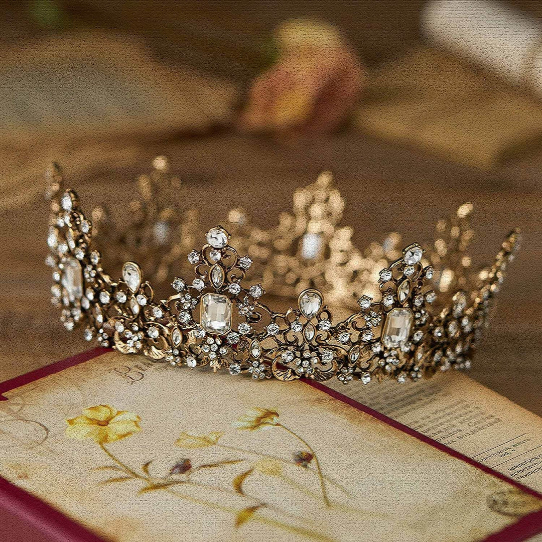 Lyxig barockkrona för brudar. En vacker tiara med juveler som ger glamour till din stora dag.