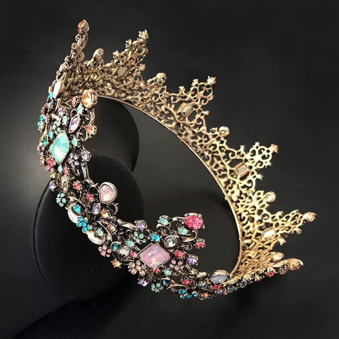Gnistrande tiara i barockstil för kvinnor. Med juveler för en drottningliknande look vid bröllop.