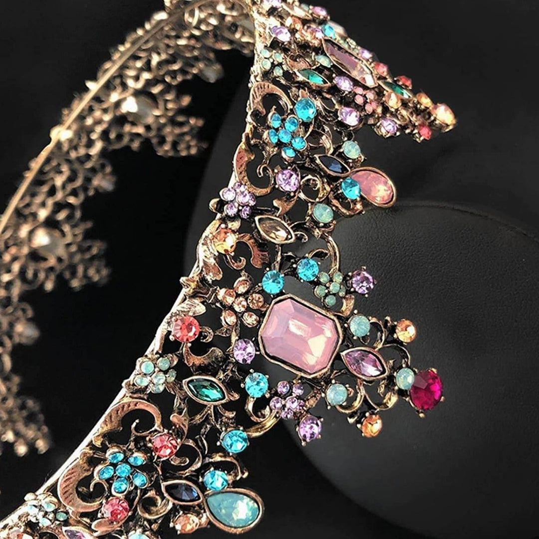 Vintageinspirerad barockkrona för kvinnor. En glamorös håraccessoar med detaljerade juveler.