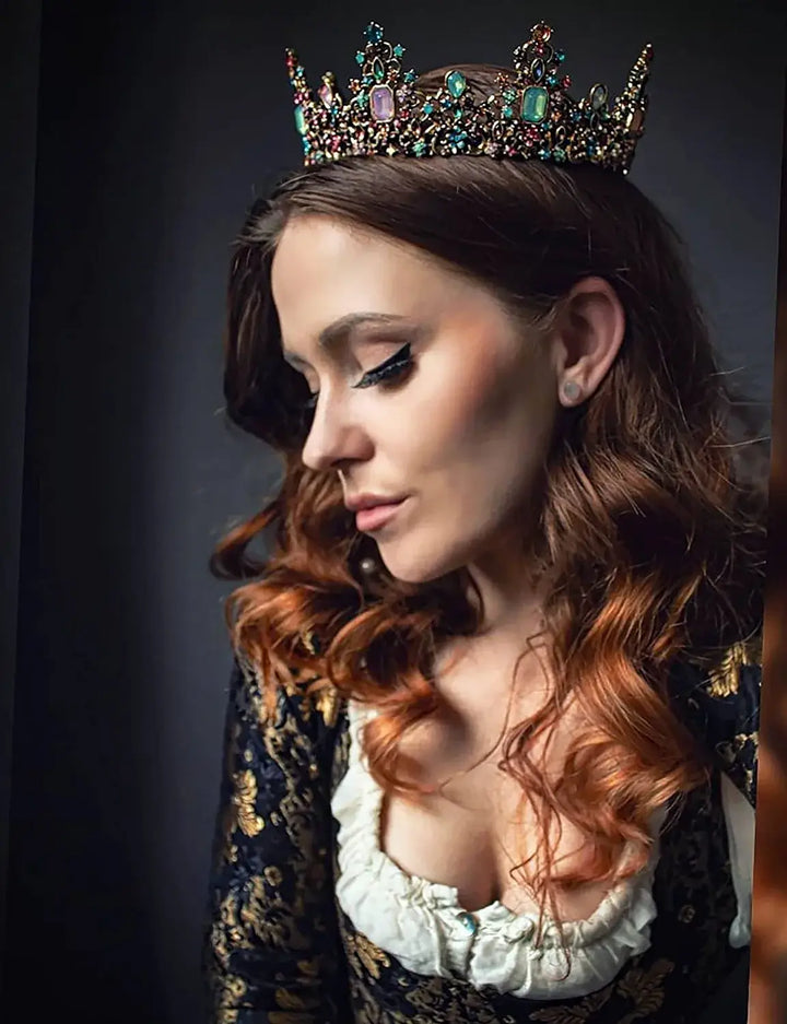 Unik drottningkrona i barockstil. Handgjord look med glittrande juveler för speciella tillfällen.