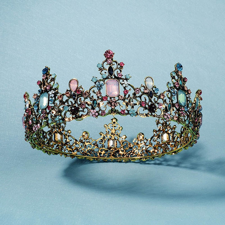 Praktfull drottningkrona i vintage stil med glittrande juveler. Lyxig tiara för fest och bal.