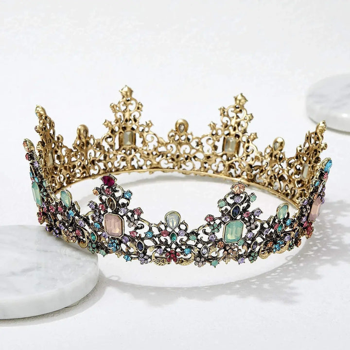 Kunglig barockkrona med eleganta juveler. Kvinnors tiara för bröllop, fest och speciella tillfällen.