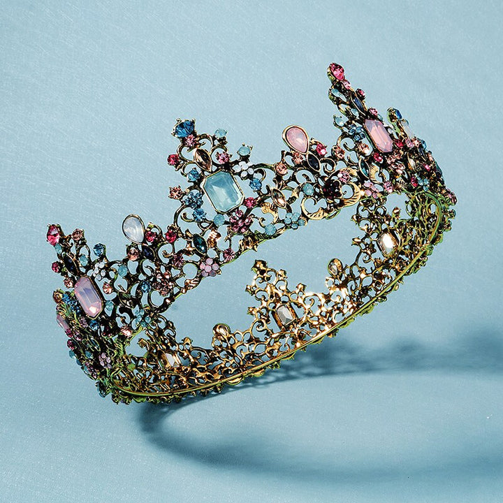 Gnistrande barockkrona för kvinnor, prydd med juveler. En glamourös håraccessoar för bal och fest.