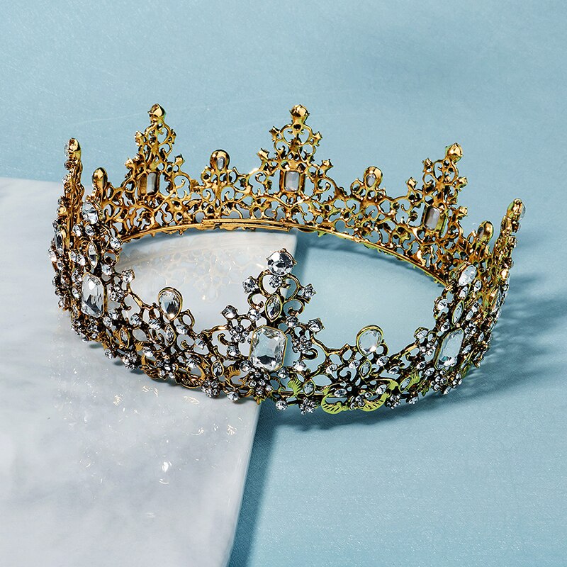 Smyckad barockkrona för kvinnor. En elegant tiara med juveler som lyfter din bröllops-look.