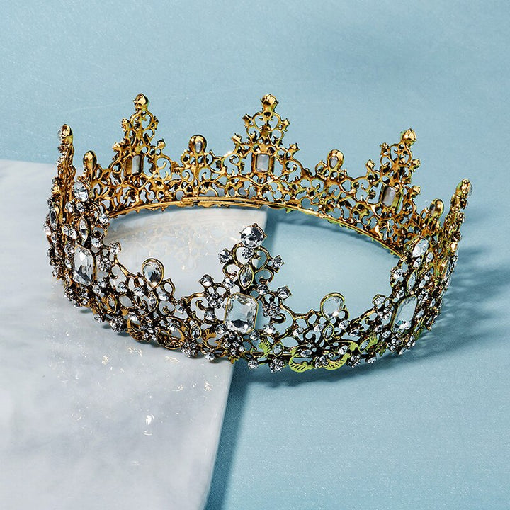 Smyckad barockkrona för kvinnor. En elegant tiara med juveler som lyfter din bröllops-look.