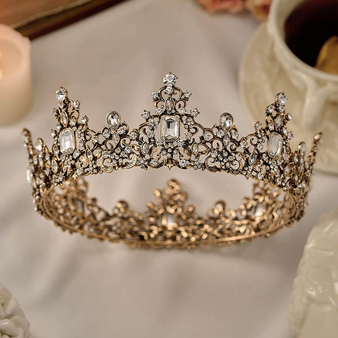Majestätisk barockkrona med detaljerade juveler. Perfekt för kvinnor som söker en kunglig utstrålning.