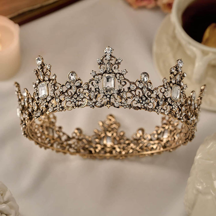 Majestätisk barockkrona med detaljerade juveler. Perfekt för kvinnor som söker en kunglig utstrålning.