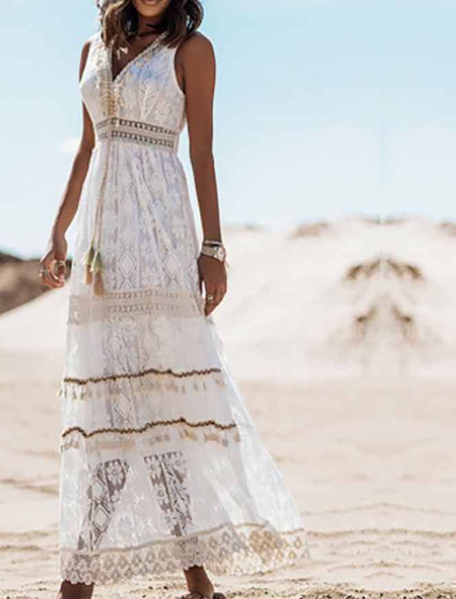 Vacker vit strandklänning i boho-stil för dam, en bekväm och elegant maxiklänning för semestern.