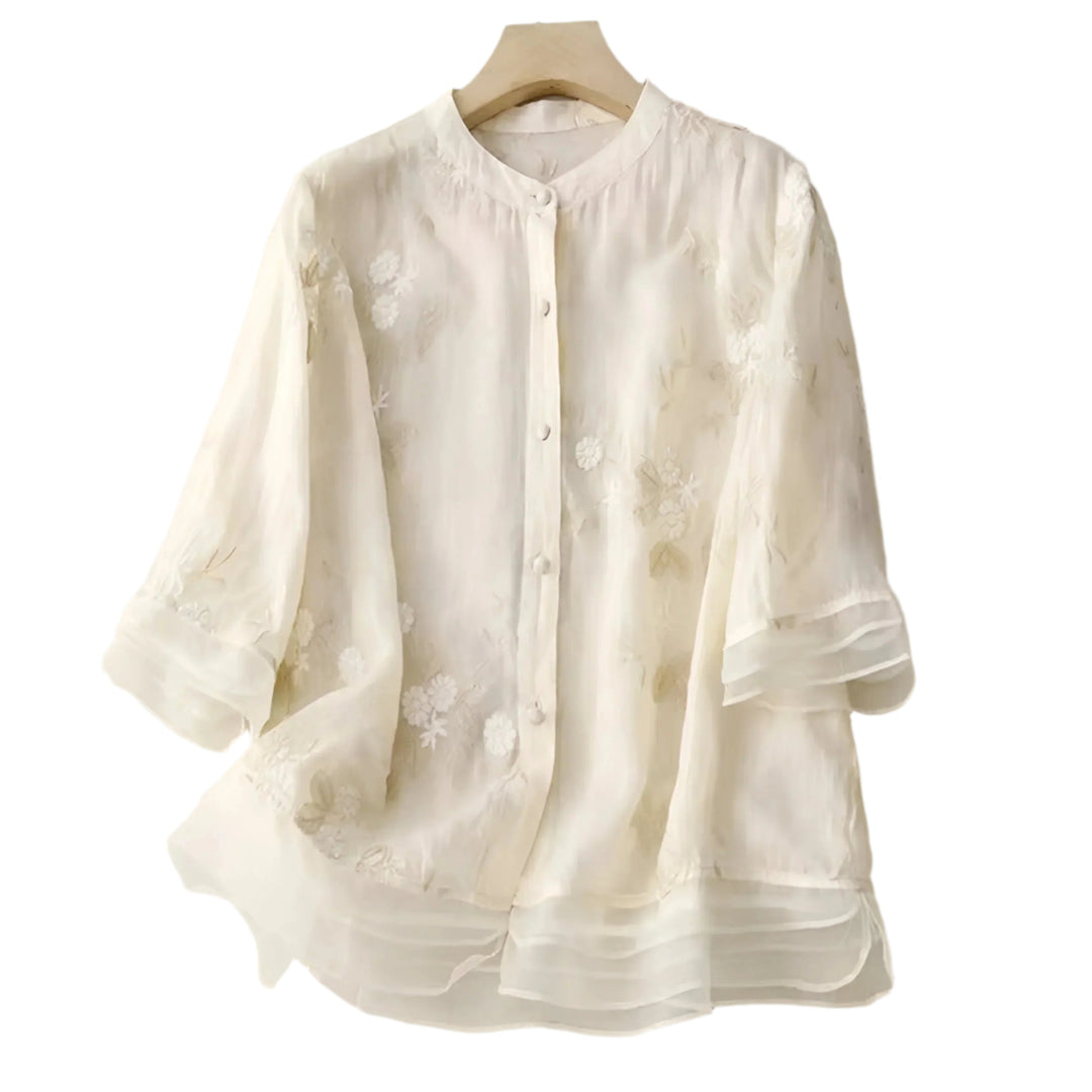 Elegant beige bomullsblus för kvinnor med spetsdetaljer och veckad design, lättvikt för sommar.