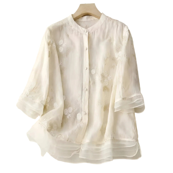 Elegant beige bomullsblus för kvinnor med spetsdetaljer och veckad design, lättvikt för sommar.