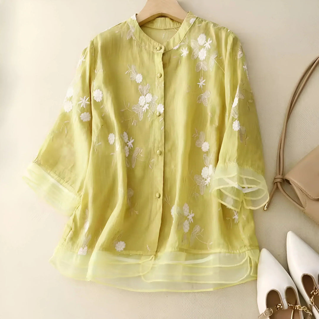 Gul lättviktig blus i bomull för kvinnor, med eleganta spetsdetaljer och veckad stil.