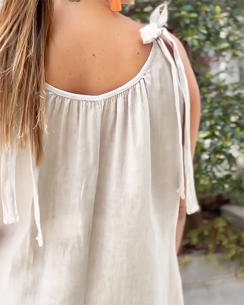 Modern och bekväm ärmlös damjumpsuit i beige med v-hals. Elegant byxdress för kvinnor för en stilfull look.