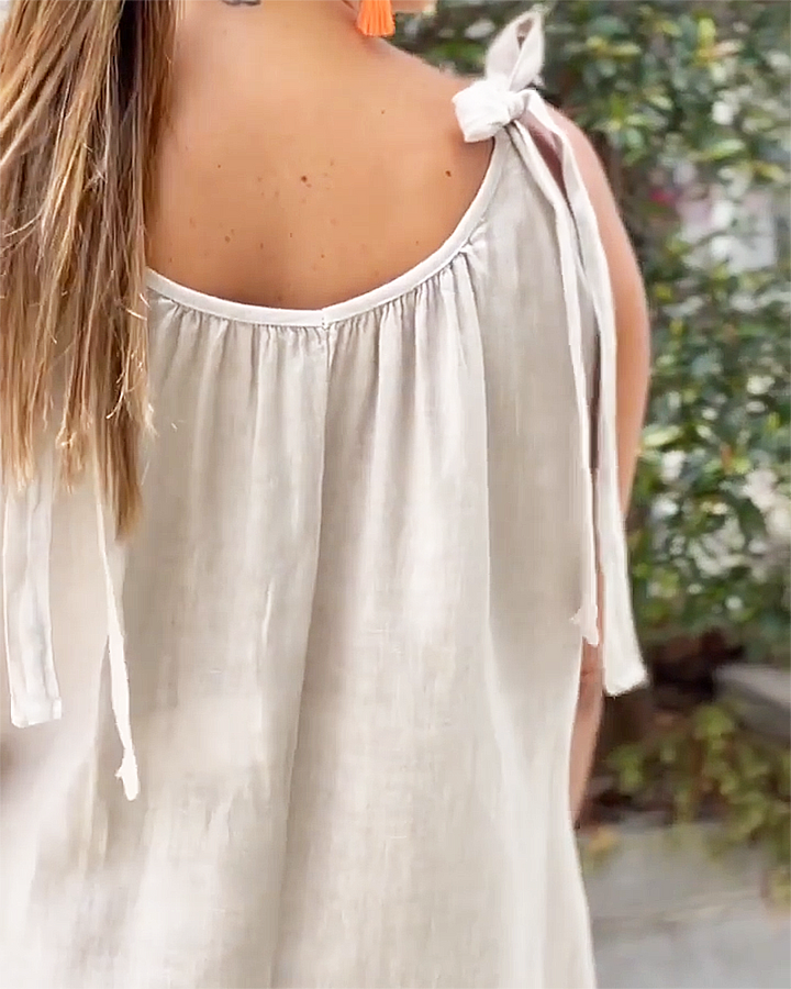 Modern och bekväm ärmlös damjumpsuit i beige med v-hals. Elegant byxdress för kvinnor för en stilfull look.