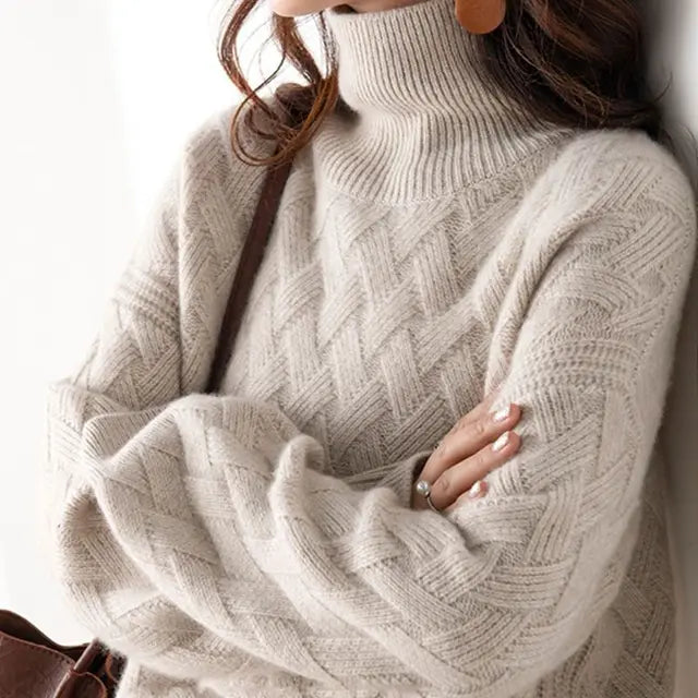 Stilren damtröja i stickad beige färg. Chic och bekväm för höst- och vintergarderoben.