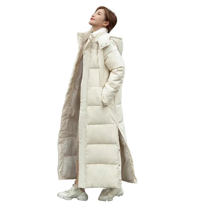 Elegant beige damvinterjacka, varm och vindtät, perfekt för vintermode. Ett stilrent ytterplagg mot kyla.