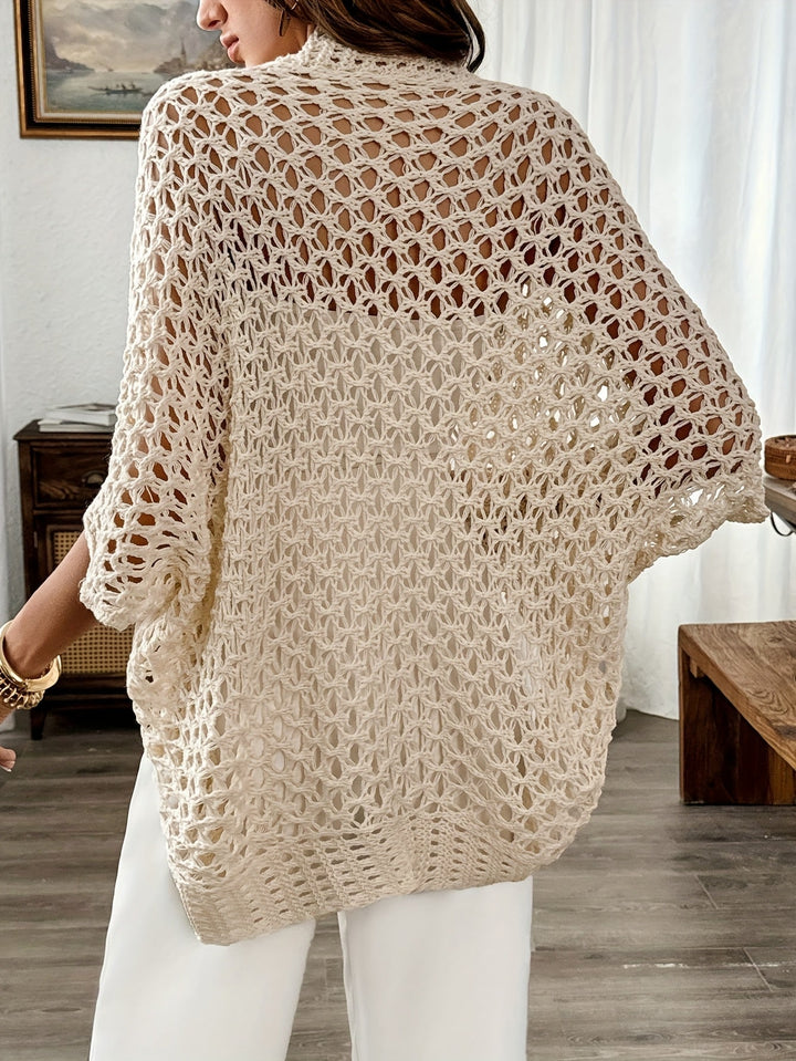 Ledig damkofta i beige, draperad design som passar för elegant vinterklädsel.